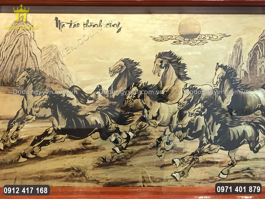 T&aacute;m con ngựa đang tung v&oacute; phi về c&ugrave;ng một hướng được c&aacute;c nghệ nh&acirc;n chăm ch&uacute;t tỉ mỉ